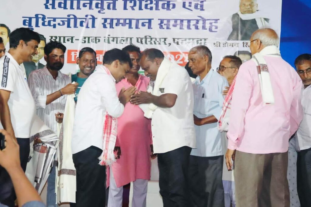 पूर्व मंत्री रामचंद्र सहिस ने पटमदा में किया बुद्धिजीवियों को सम्मानित, लिया आशीर्वाद