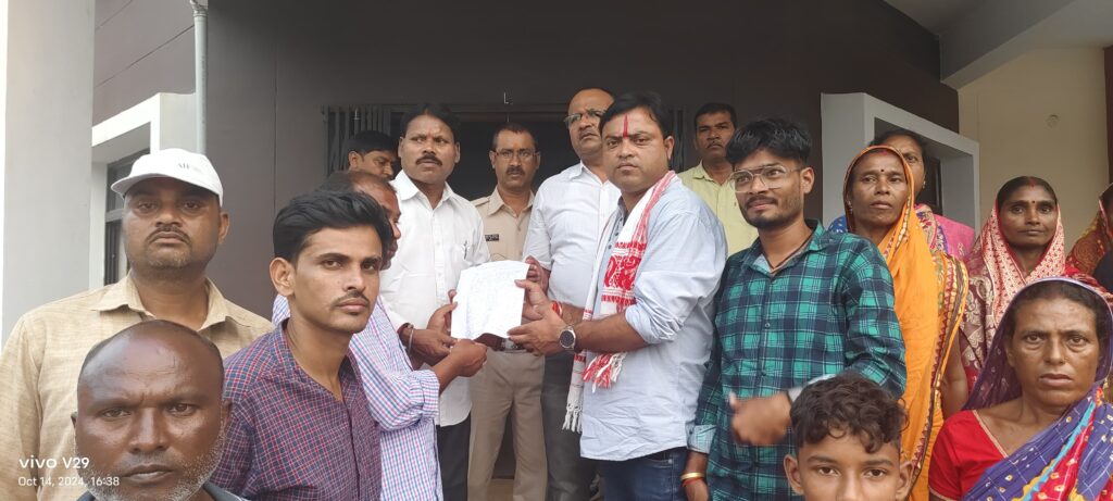 मुआवजे की मांग पर भाजपा नेता विमल बैठा के नेतृत्व में ग्रामीणों ने थाना प्रभारी को सौंपा ज्ञापन