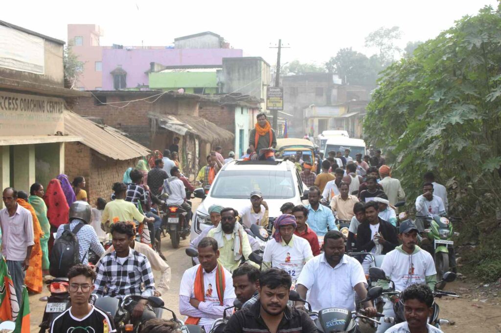 निर्दलीय प्रत्याशी विमल बैठा ने बोड़ाम में निकाली बाइक रैली, हेलमेट छाप पर वोट देने की अपील