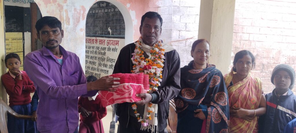 बांसतोला प्रावि के सेवानिवृत्त प्रधान शिक्षक कानूराम को दी गई विदाई, कहा -अब विद्यालय में मुफ्त में करेंगे शिक्षा दान