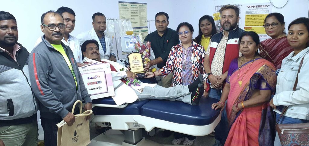 विभिन्न संगठनों से जुड़े 58 वर्षीय प्रोफेसर डॉ. विनय कुमार सिंह के रूप में जमशेदपुर शहर को मिला एक और शतकवीर रक्तदाता
