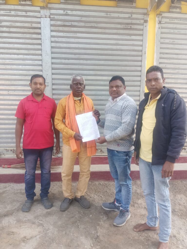 सड़क निर्माण की मांग पर बांसतोला के ग्रामीणों ने विधायक प्रतिनिधि को सौंपा ज्ञापन