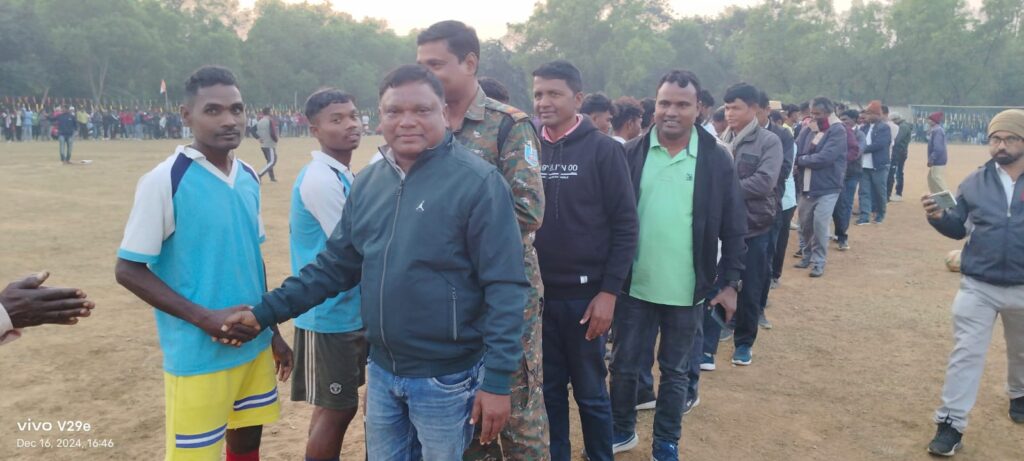 तुंगबुरु में दो दिवसीय फुटबॉल टूर्नामेंट संपन्न, चैम्पियन बनी लावजोड़ा की टीम ने जीता 40 हजार का पुरस्कार