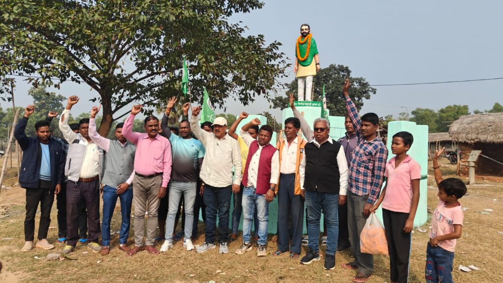 गुरमा में झामुमो नेता पिंटू दत्ता ने दी शहीद निर्मल महतो को श्रद्धांजलि, फुटबॉल प्रतियोगिता में हुए शामिल