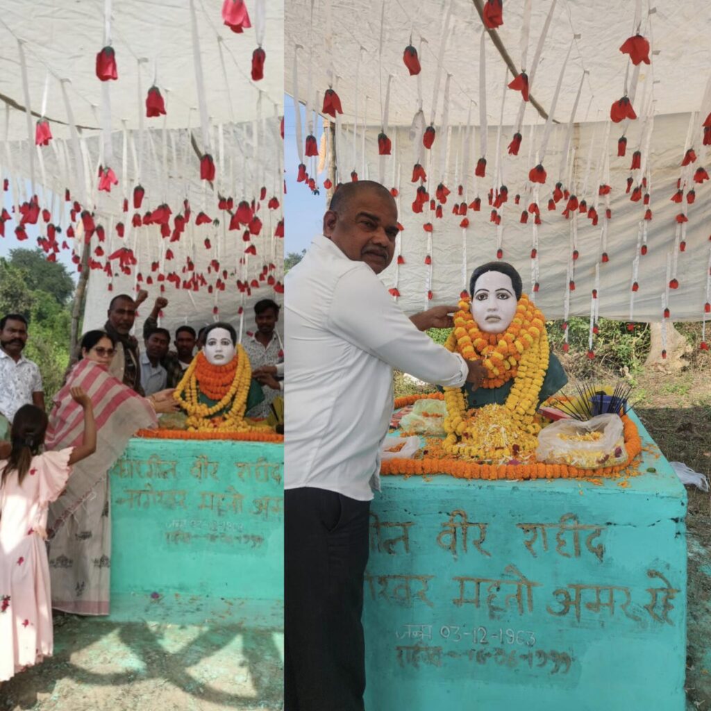 कारगिल शहीद नागेश्वर महतो की जयंती पर विधायक सविता महतो व समाजसेवी आस्तिक महतो ने चढ़ाए श्रद्धा के फूल