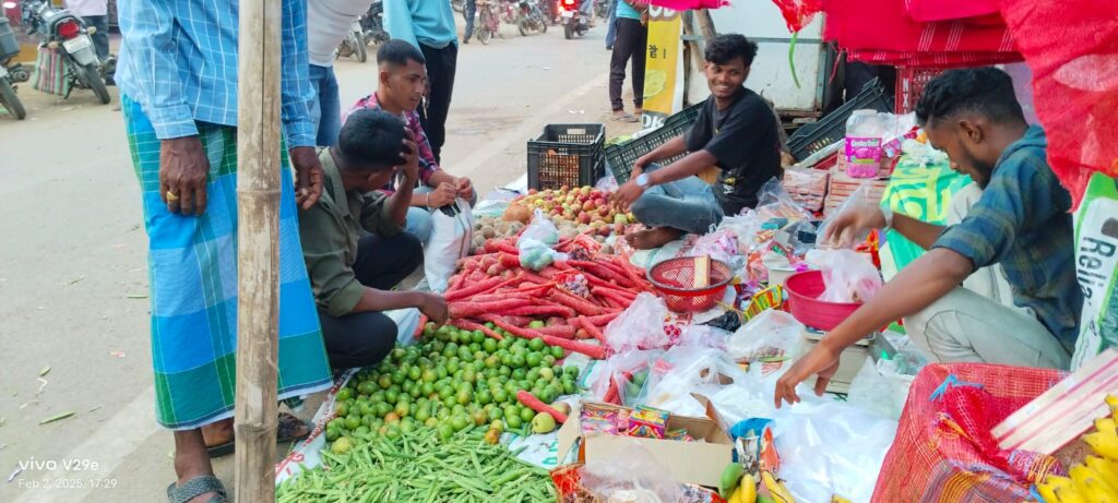 सरस्वती पूजा को लेकर बाजार में रही चहल-पहल, पूजन सामग्री की दुकानों में रही भीड़