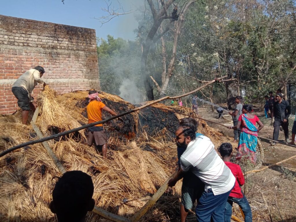 बोड़ाम में खलिहान में आग लगने से हजारों का नुकसान