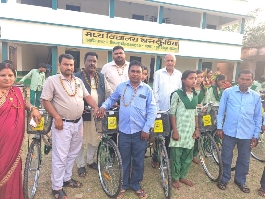 जिला पार्षद खगेन महतो ने बनकुंचिया मध्य विद्यालय में किया साइकिल वितरण