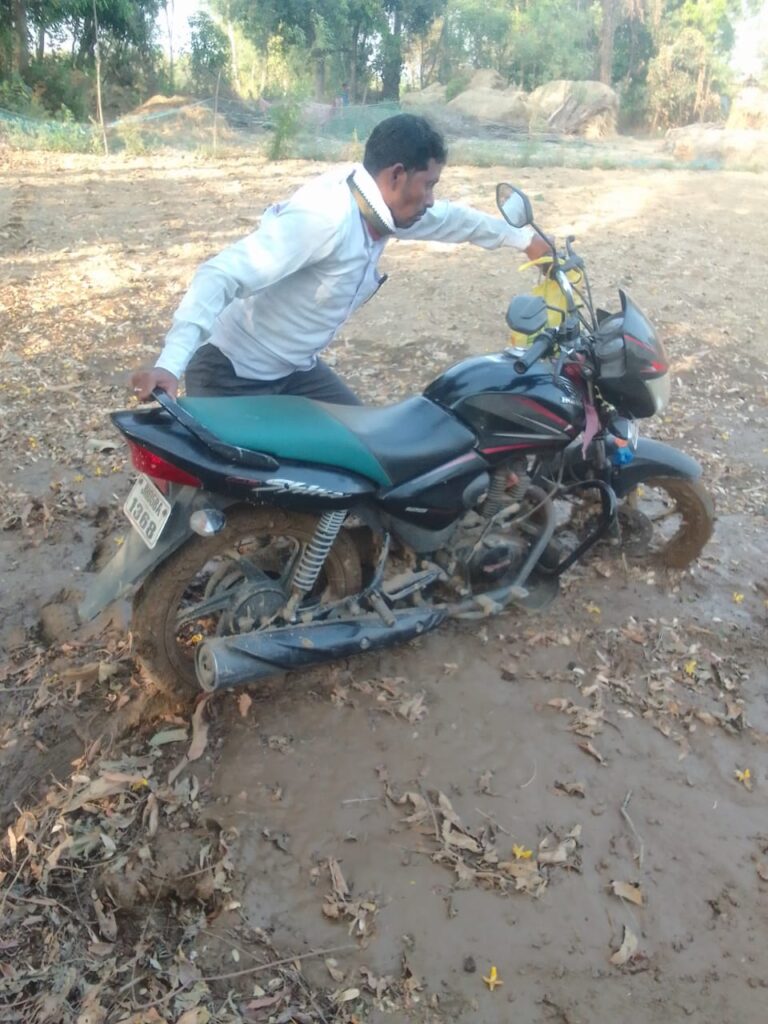 बिना बाईपास के हो रहा सड़क निर्माण कार्य, परेशानी में ग्रामीण