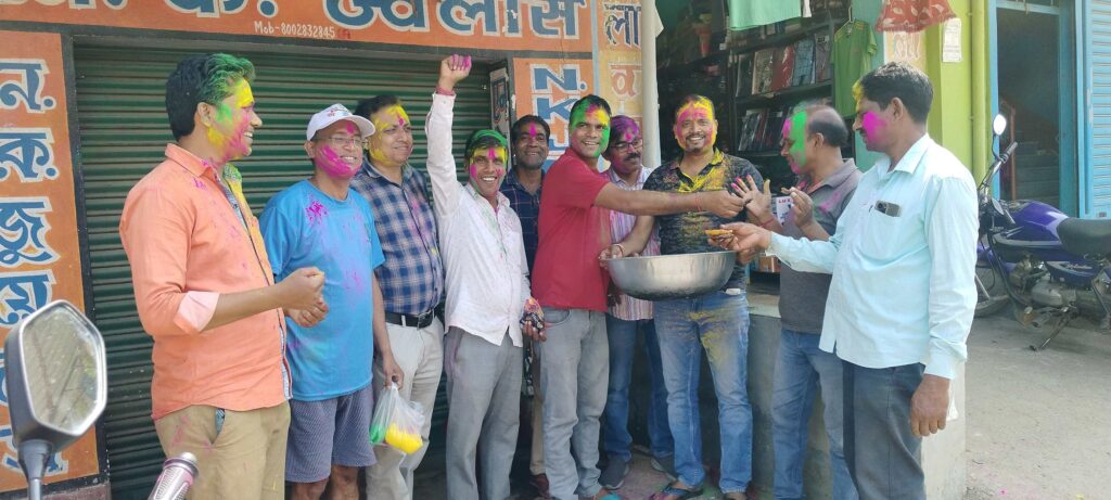 बुद्धिजीवी मंच पटमदा ने बेलटांड़ में मनाई होली, बांटी गई जलेबी