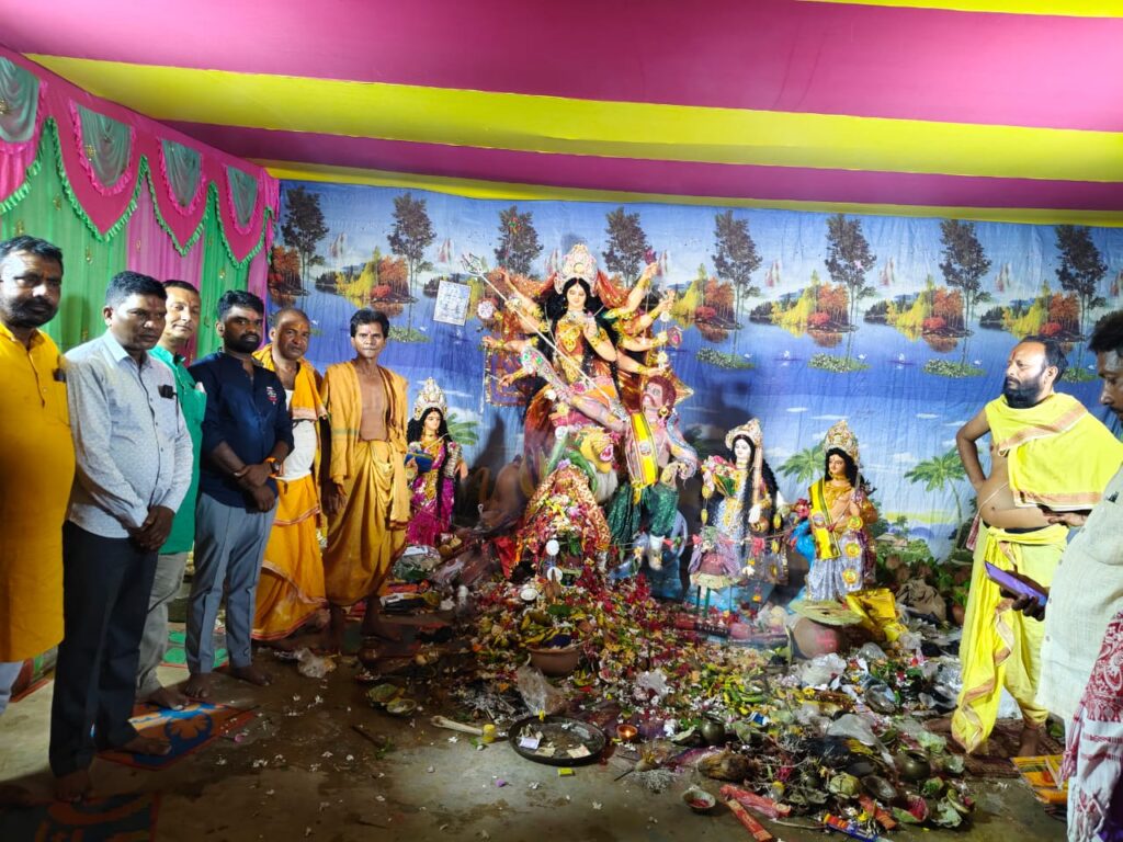 डुमरिया में आयोजित बासंती पूजा में उमड़े श्रद्धालु, विधायक ने लिया आशीर्वाद