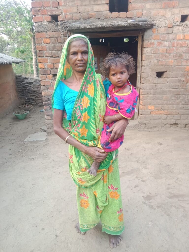 सिर से उठा माता-पिता का साया, अनाथ हो गई पटमदा के 2 साल की तुलसी, बड़ा सवाल : कैसे होगी परवरिश?