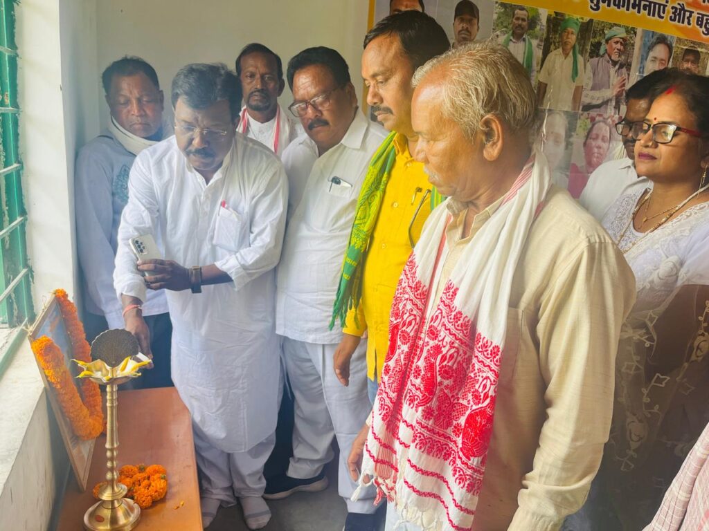 मजदूरों के बिना किसी भी निर्माण की कल्पना नहीं की जा सकती: खगेन चंद्र महतो