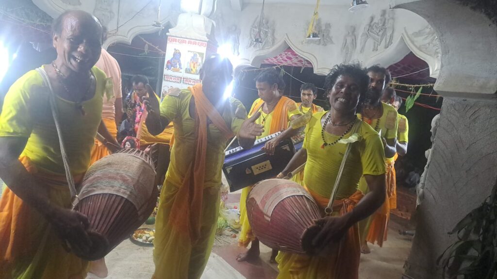 दांदुडीह में आयोजित हरिनाम संकीर्तन में शामिल हुए जिला पार्षद खगेन महतो