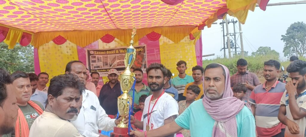 दिघी भूला मैदान में रात्रि क्रिकेट प्रतियोगिता, बामनी को 9 विकेट से हरा आकाश इलेवन बना चैंपियन