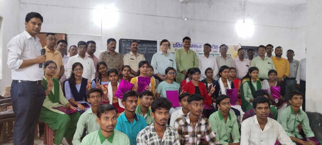 पटमदा में बुद्धिजीवी मंच के प्रतिभा सम्मान समारोह में राजकुमार सिंह ने कहा: लक्ष्य तय कर आगे बढ़ें, सफलता निश्चित है