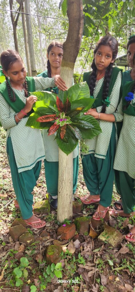 प्रोजेक्ट कन्या उच्च विद्यालय की छात्राओं ने फ्रेंडशिप डे पर पेड़ को बांधा बैंड