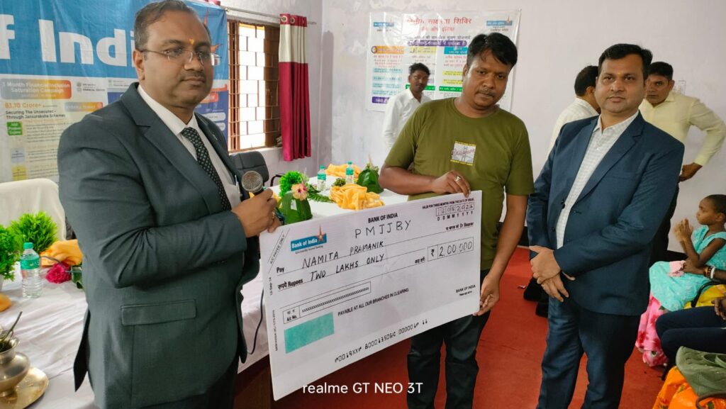 पटमदा के लावा में वित्तीय समावेशन कैंप आयोजित, 2 पीड़ित परिवारों को मिला 2-2 लाख का चेक