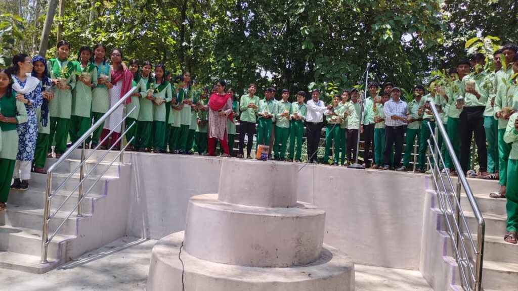 एक पेड़ मां के नाम अभियान अंतर्गत विद्यार्थियों के बीच फलदार पौधे वितरित