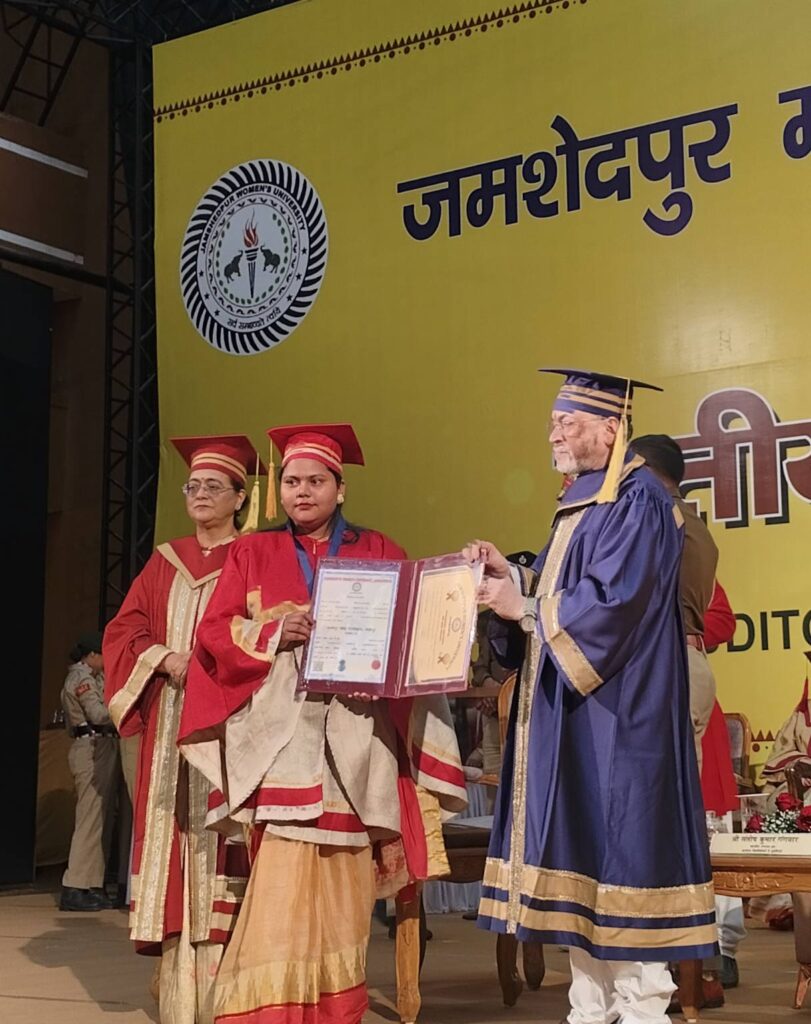 जमशेदपुर महिला विश्वविद्यालय के तृतीय दीक्षांत समारोह में पहुंचे राज्यपाल ने छात्राओं को उपाधि प्रदान की, कहा : झारखंड की प्रतिभाशाली बेटियों पर है भरोसा, विकसित भारत के संकल्प को करेंगी साकार