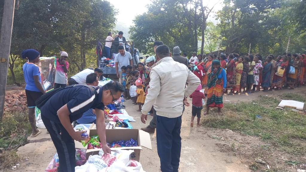 तिब्बत मार्केट एसोसिएशन और भारत-तिब्बत मैत्री संघ ने बांटे गर्म कपड़े, बोड़ाम प्रखंड के सबर टोलों में हुआ आयोजन