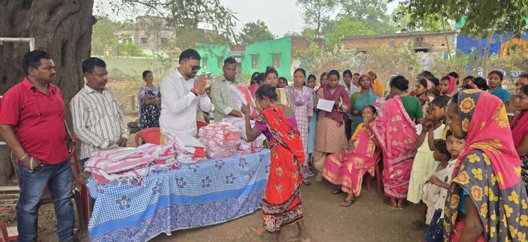 सरहुल पर्व से पूर्व महिलाओं के बीच पारंपरिक साड़ी का वितरण