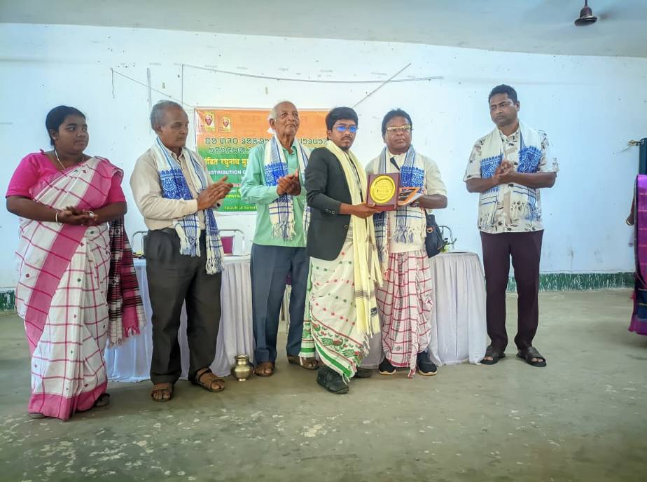 ओल चिकी लिपि शताब्दी वर्ष में संथाल समाज के गौरव सत्य नारायण मुर्मू हुए सम्मानित