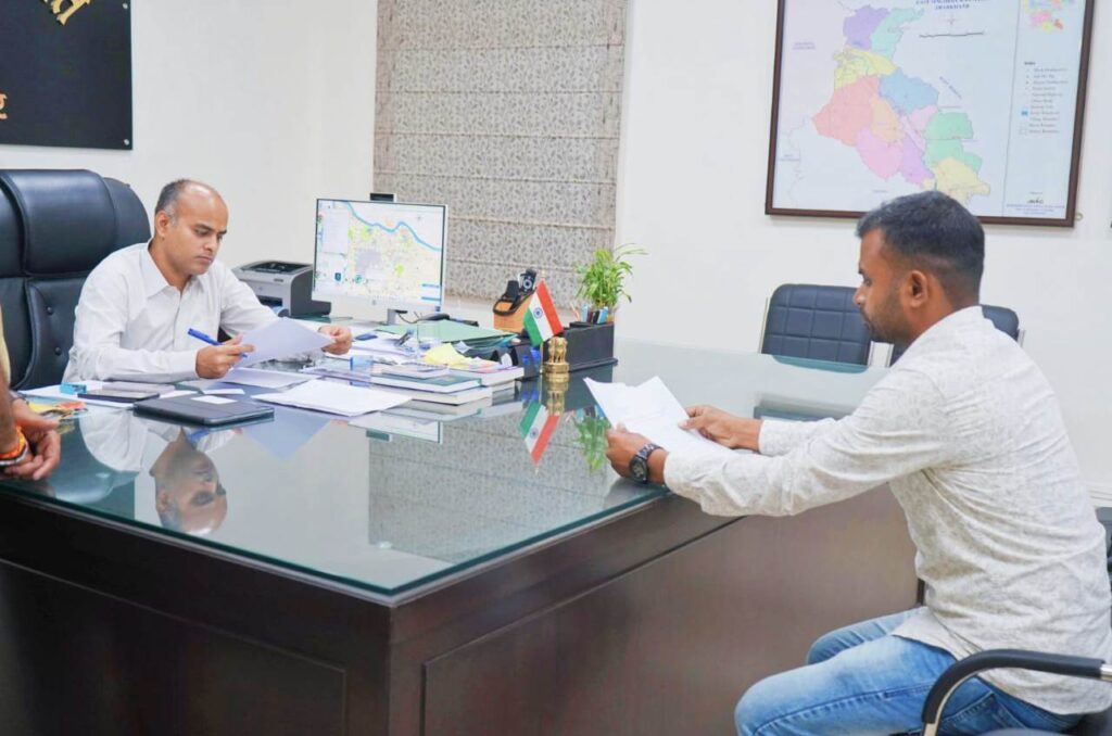 पेयजल समस्या और रैयत हित के मुद्दों पर उपायुक्त को सौंपा गया ज्ञापन