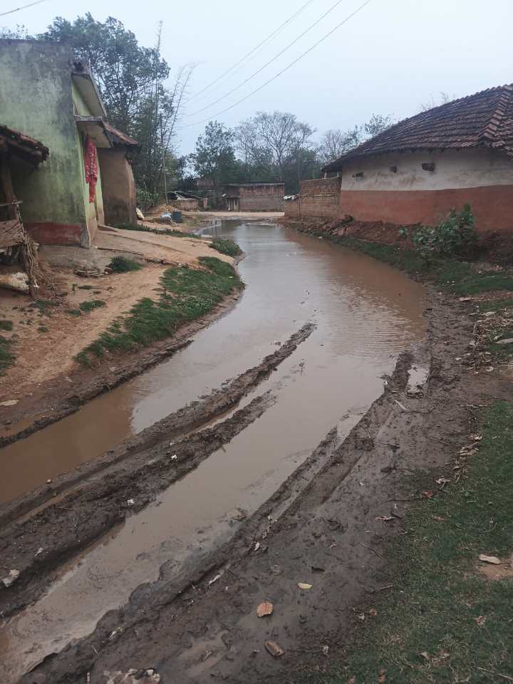 हल्की बारिश में ही कीचड़, कंदरूजोना में बढ़ी परेशानी