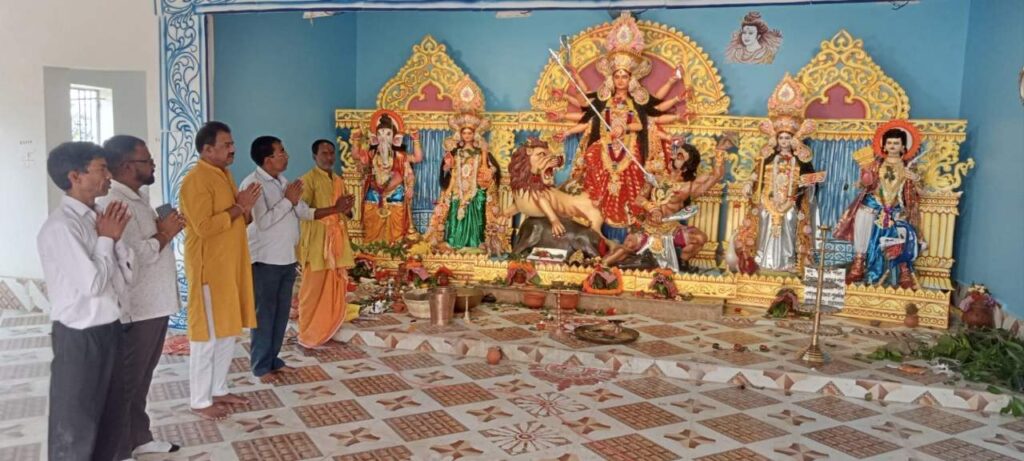 बासंती पूजा में शामिल हुए समाजसेवी आस्तिक महतो, क्षेत्र की सुख-समृद्धि की कामना