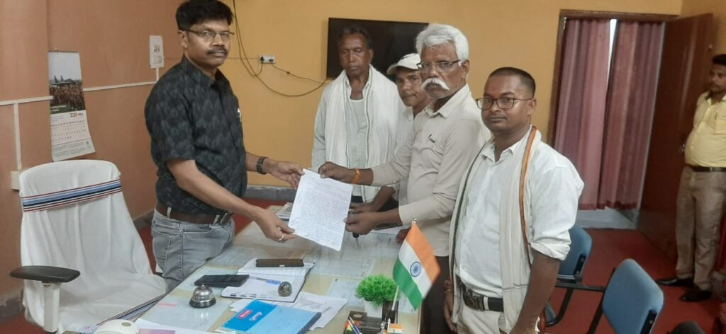 पीएम आवास योजना की सूची से पात्र लाभुकों के नाम हटाने का आरोप, बीडीओ को सौंपा गया ज्ञापन