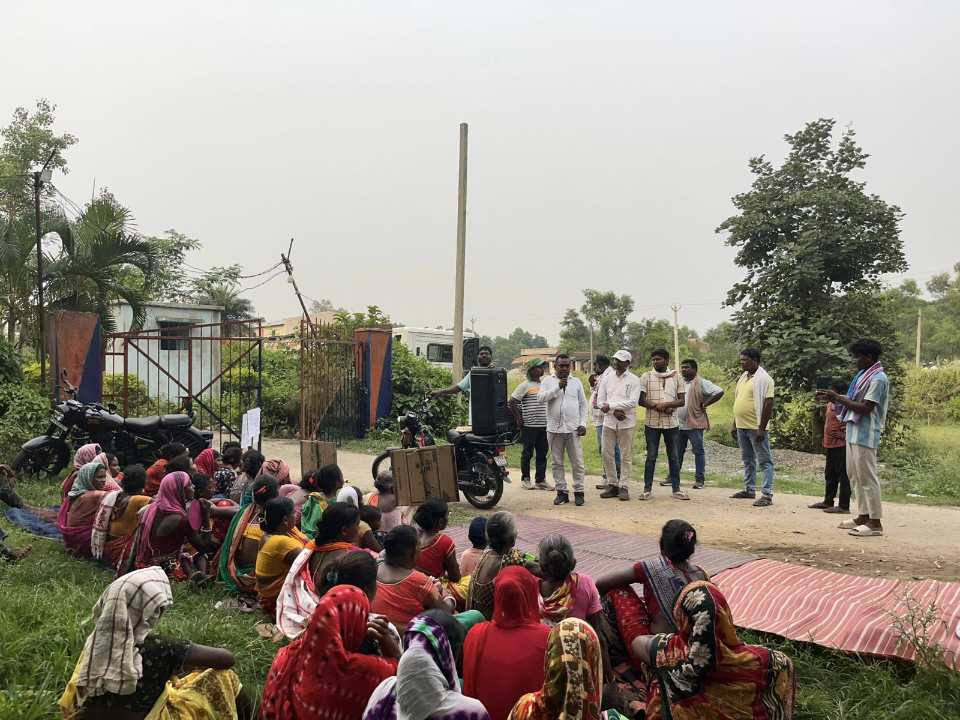 सड़क दुर्घटना में घायल लंबोदर हांसदा के इलाज हेतु मुआवजे की मांग, बोड़ाम थाना के समक्ष चार घंटे धरना