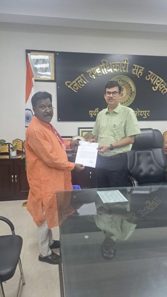 खराब जलमीनार और चापाकलों की मरम्मत की मांग को लेकर जिला पार्षद ने सौंपा ज्ञापन