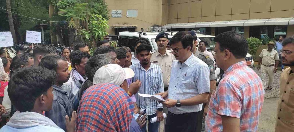 कांकु में प्रस्तावित पत्थर खदान के खिलाफ ग्रामीणों का उपायुक्त कार्यालय पर प्रदर्शन, सौंपा ज्ञापन, जेएलकेएम ने भी दिया समर्थन