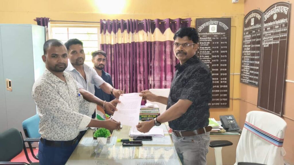 बेलटांड़ चौक में मॉडल सामुदायिक शौचालय निर्माण की मांग, समाजसेवी ने बीडीओ को सौंपा ज्ञापन