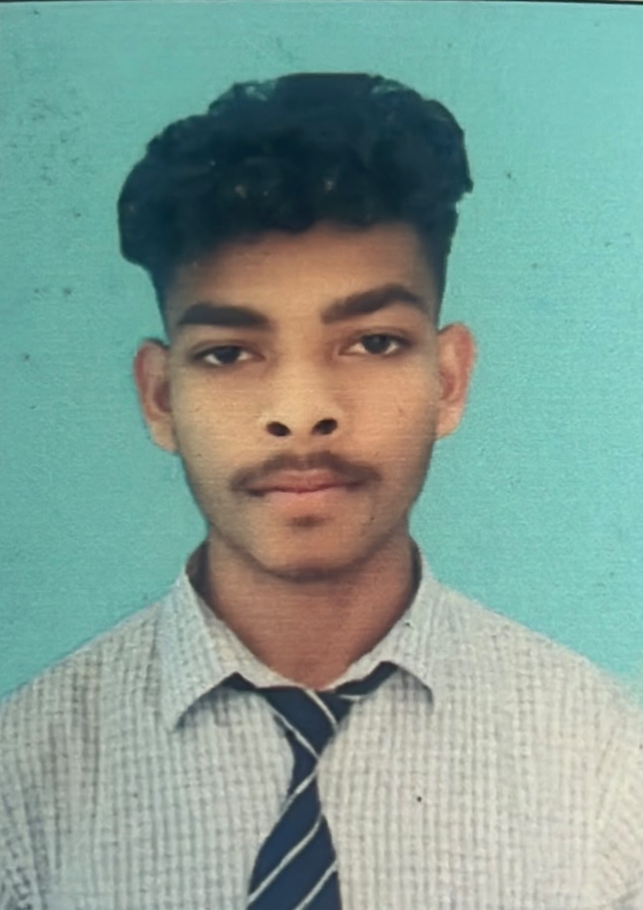 परितोष सिंह ने बढ़ाया गांव का गौरव, दामोदरपुर के तीसरे डॉक्टर बनने की ओर बढ़ाया कदम