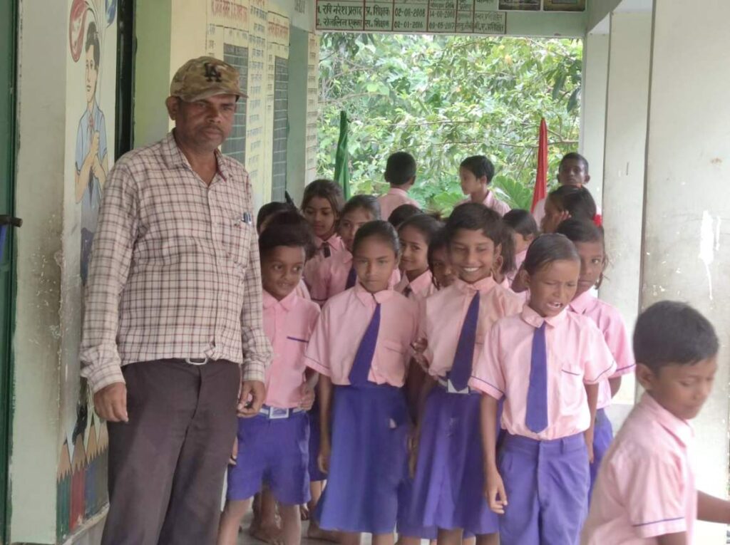 दूसरे प्रखंड में शिक्षक की प्रतिनियुक्ति का विरोध, आंदोलन की चेतावनी