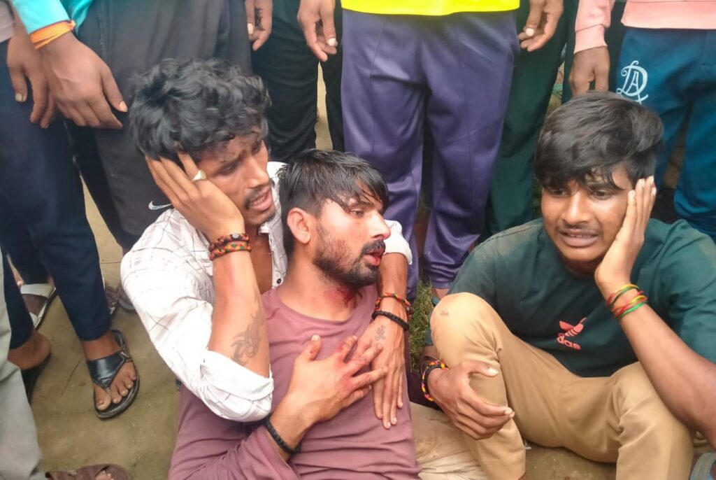 बोड़ाम में दुकानदारों से पैसे मांगने के आरोप में 3 संदिग्ध युवकों की धुनाई, पुलिस को सौंपा