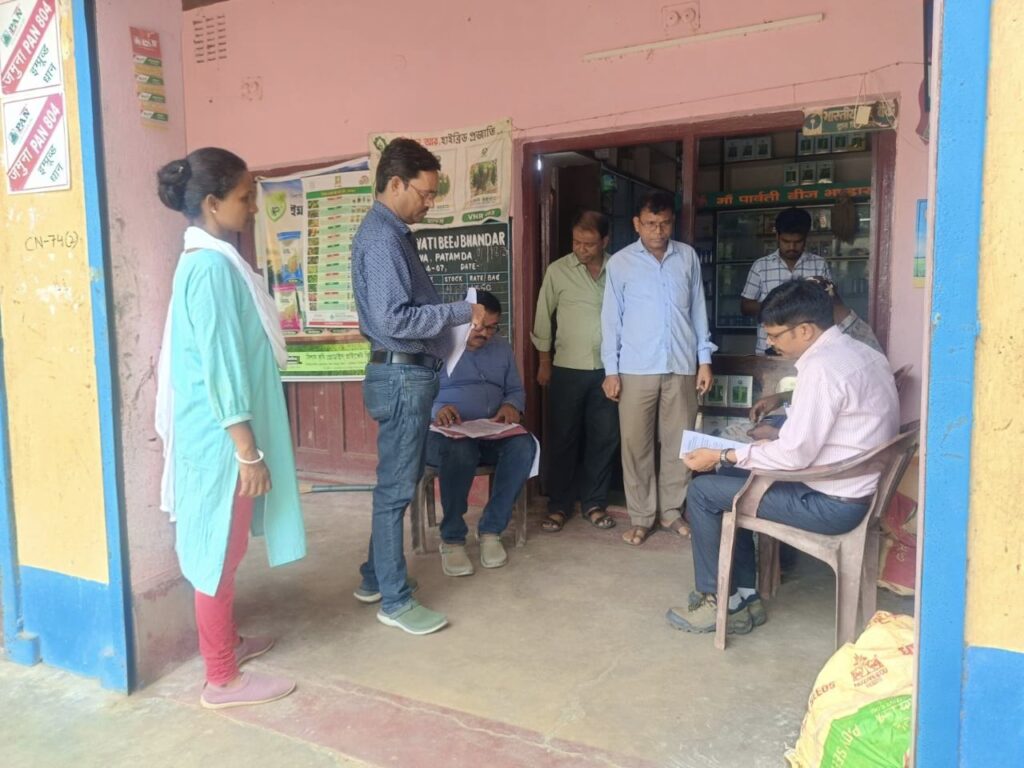 पटमदा में खाद व बीज दुकानों की सघन जांच, तीन दुकानों में मिली अनियमितता