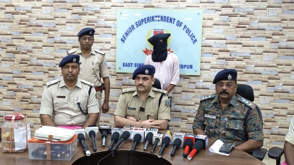 गुमटी की आड़ में गांजा व नशीली सिरप का कारोबार, पटमदा डीएसपी के नेतृत्व में छापेमारी, आरोपी गिरफ्तार