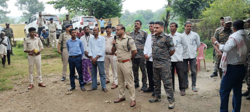 बाटालुका में पुलिस-ग्रामीण संवाद, एसएसपी ने बच्चों में बांटे पाठ्य सामग्री