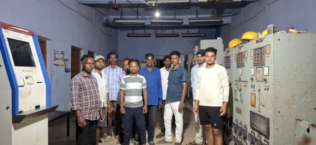 आगुईडांगरा में 9 दिनों से ट्रांसफॉर्मर खराब, सबस्टेशन में ग्रामीणों ने किया प्रदर्शन