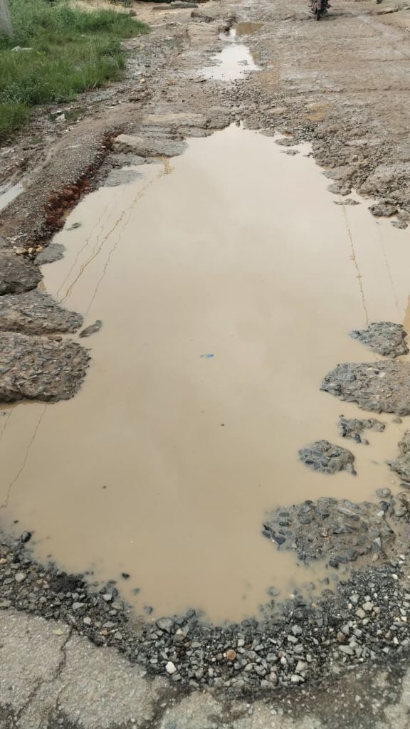 बोड़ाम बाजार की 500 मीटर सड़क पर 100 से अधिक गड्ढे, ग्रामीण परेशान