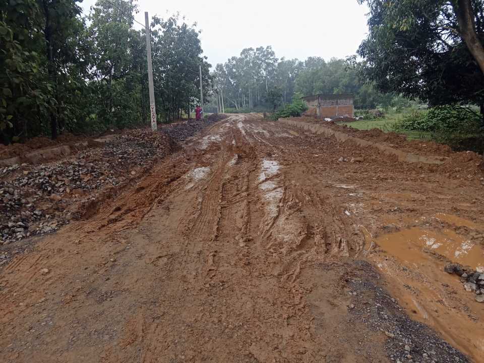 चौड़ीकरण के लिए खोदी सड़क, कुमारदा से काश्मार तक रोज फंस रहे वाहन, ग्रामीणों में आक्रोश
