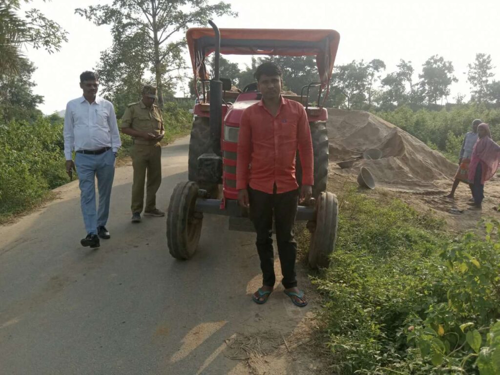 मुकरूडीह में अवैध बालू स्टॉक से बालू लदा ट्रैक्टर जब्त