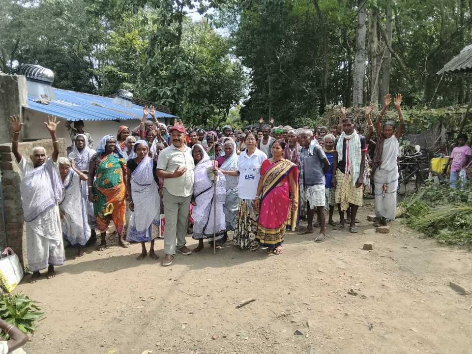 दीपावली से पहले 700 बुजुर्गों को आसरा ने बांटी राशन किट